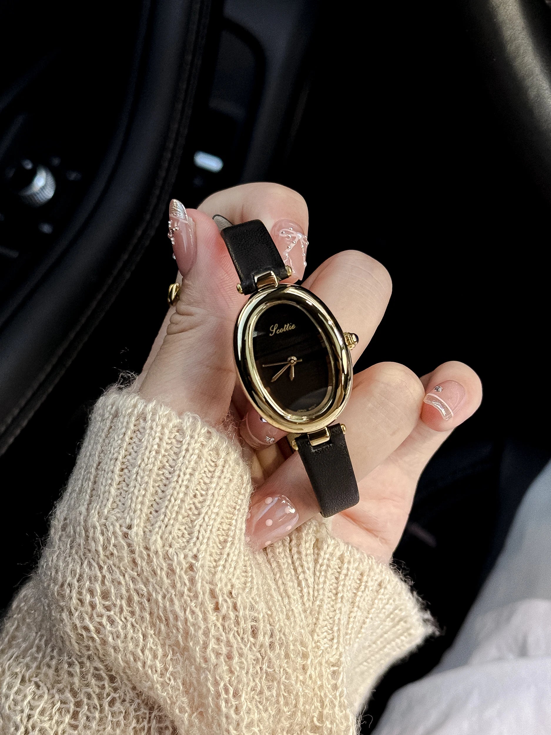 women’s oval watch

black and gold women’s watch

minimalist women’s watch

elegant women’s watch

ladies fashion watch